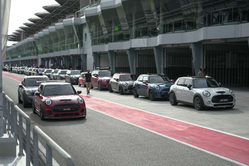 MINI owners enter Malaysia Book of Records for the ‘Largest MINI Cooper parade with the Jalur Gemilang’ 1506482