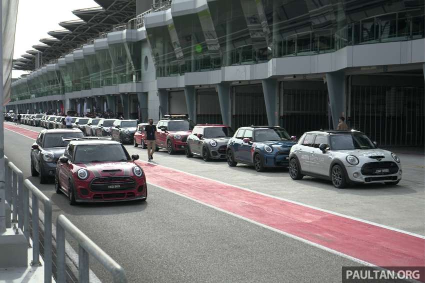 MINI owners enter Malaysia Book of Records for the ‘Largest MINI Cooper parade with the Jalur Gemilang’ 1506554