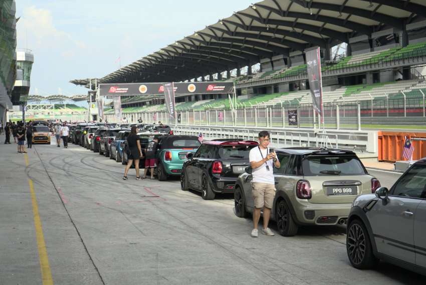 MINI owners enter Malaysia Book of Records for the ‘Largest MINI Cooper parade with the Jalur Gemilang’ 1506484