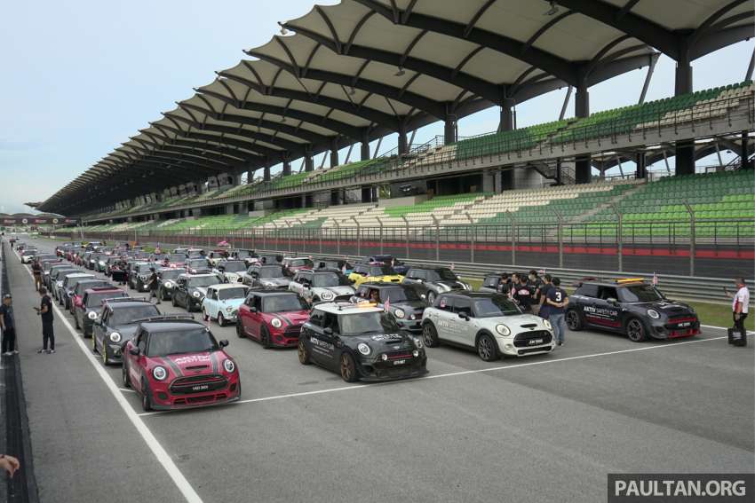 MINI owners enter Malaysia Book of Records for the ‘Largest MINI Cooper parade with the Jalur Gemilang’ 1506562
