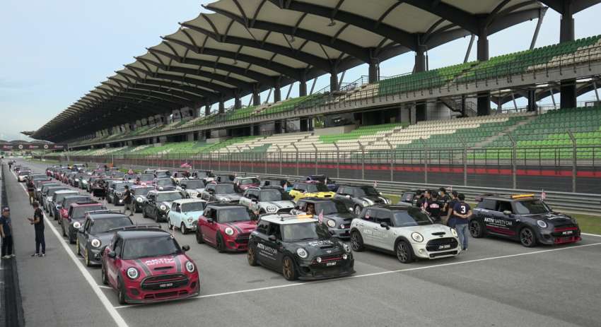 MINI owners enter Malaysia Book of Records for the ‘Largest MINI Cooper parade with the Jalur Gemilang’ 1506492