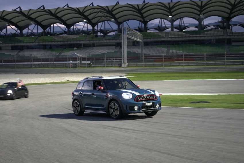 MINI owners enter Malaysia Book of Records for the ‘Largest MINI Cooper parade with the Jalur Gemilang’ 1506508