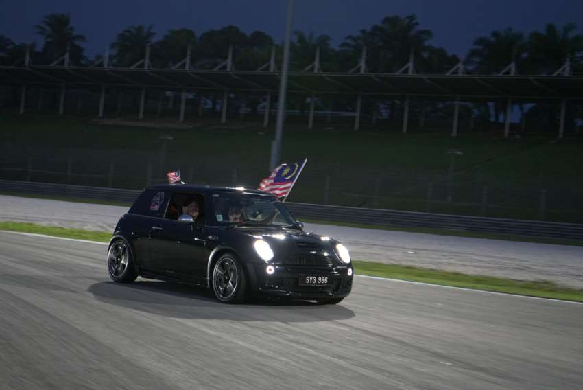 MINI owners enter Malaysia Book of Records for the ‘Largest MINI Cooper parade with the Jalur Gemilang’ 1506509