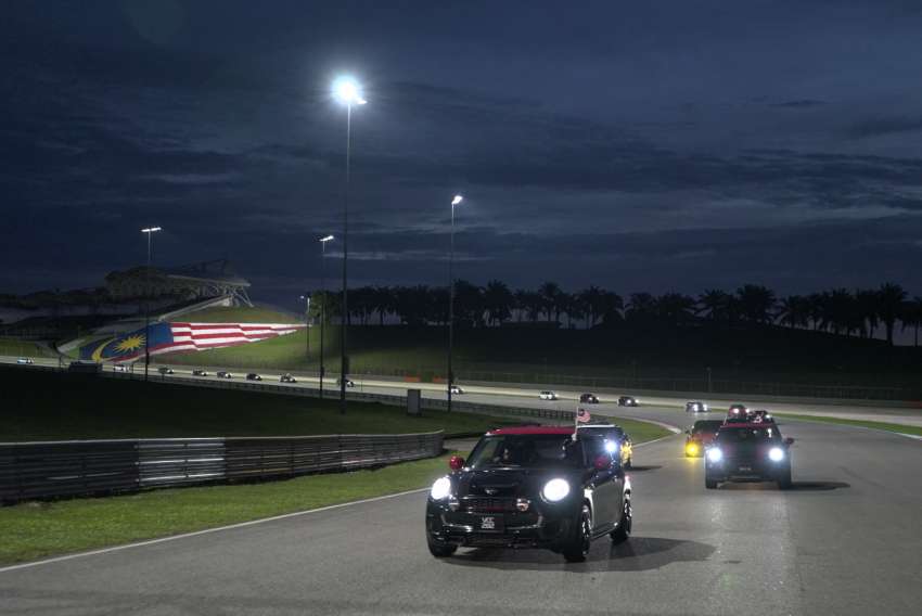 MINI owners enter Malaysia Book of Records for the ‘Largest MINI Cooper parade with the Jalur Gemilang’ 1506512