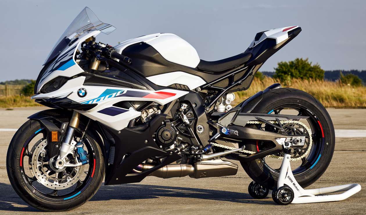 2023 BMW Motorrad S1000RR は 210 馬力、スライド コントロール、新しいウィングレット、再設計されたフェアリングを