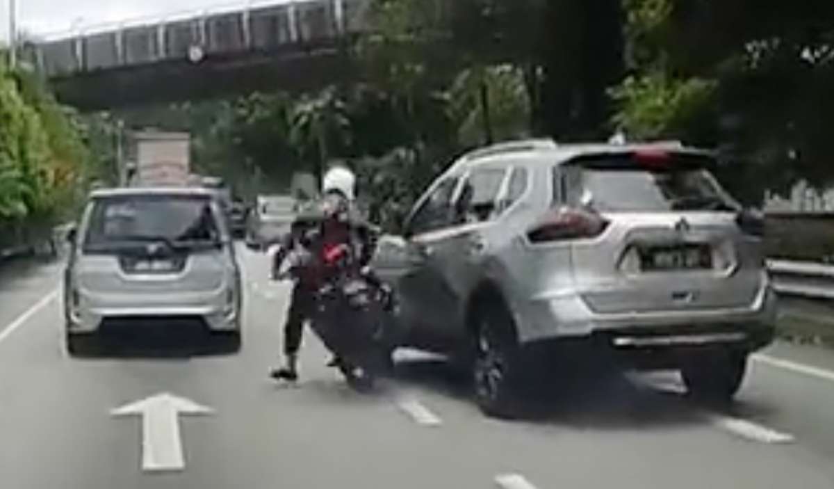Axia stops on the highway to purchase mangga jeruk in Bangi, causes hit and run accident with X-Trail, bike
