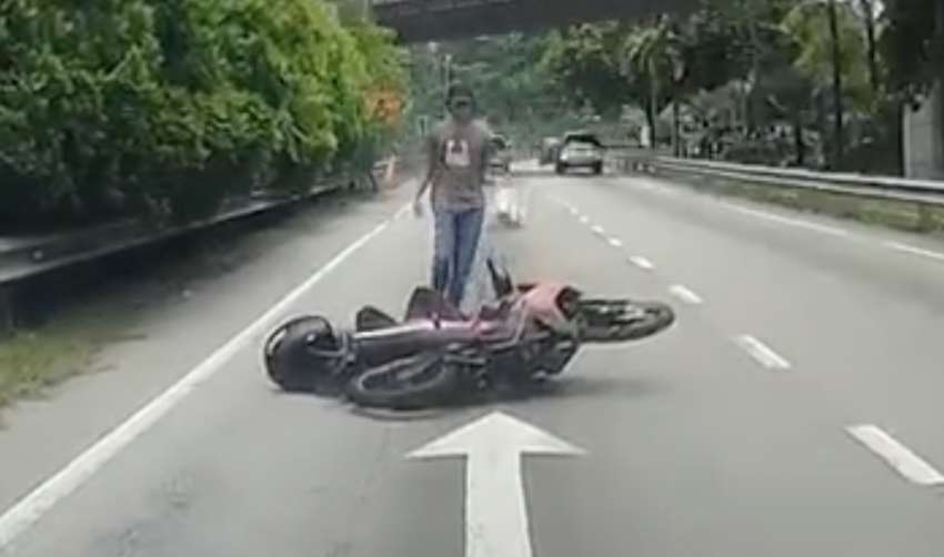 Axia stops on the road to buy mangga jeruk in Bangi, causes hit and run accident with X-Trail, motorcycle 1510462