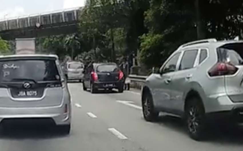 Axia stops on the road to buy mangga jeruk in Bangi, causes hit and run accident with X-Trail, motorcycle 1510461