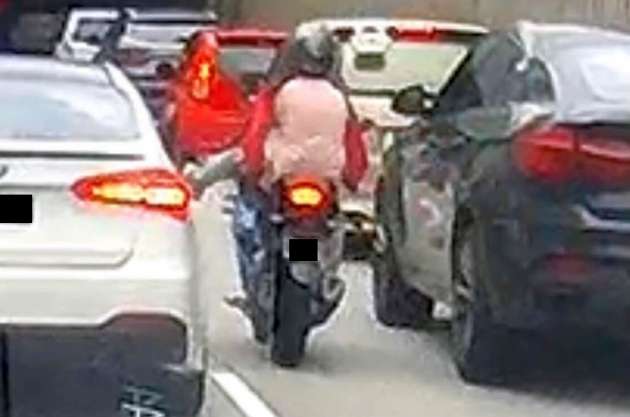 Lagi penunggang motosikal tendang cermin sisi kereta