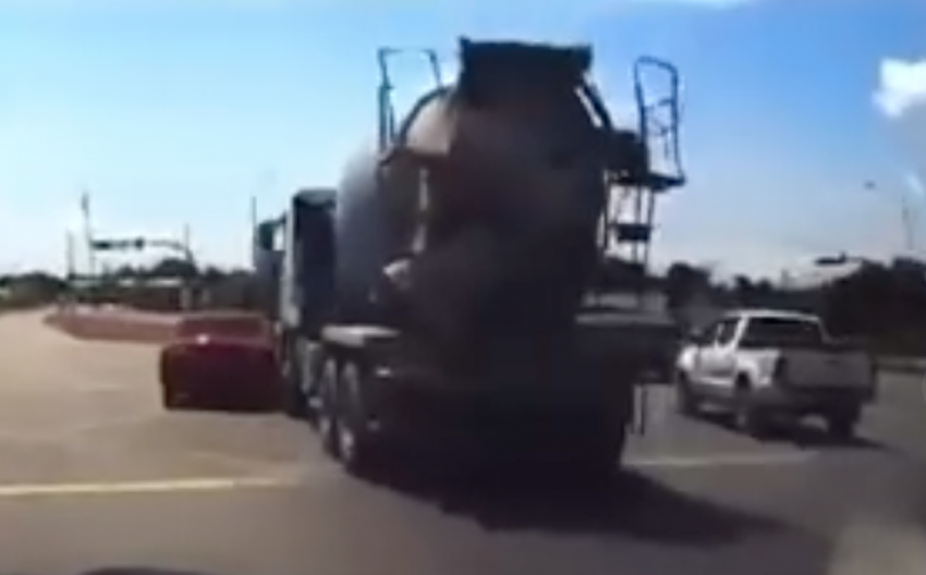 Saga gets into blind spot of cement lorry as they both turn, gets dragged – make sure you’re in trucks’ view 1507535