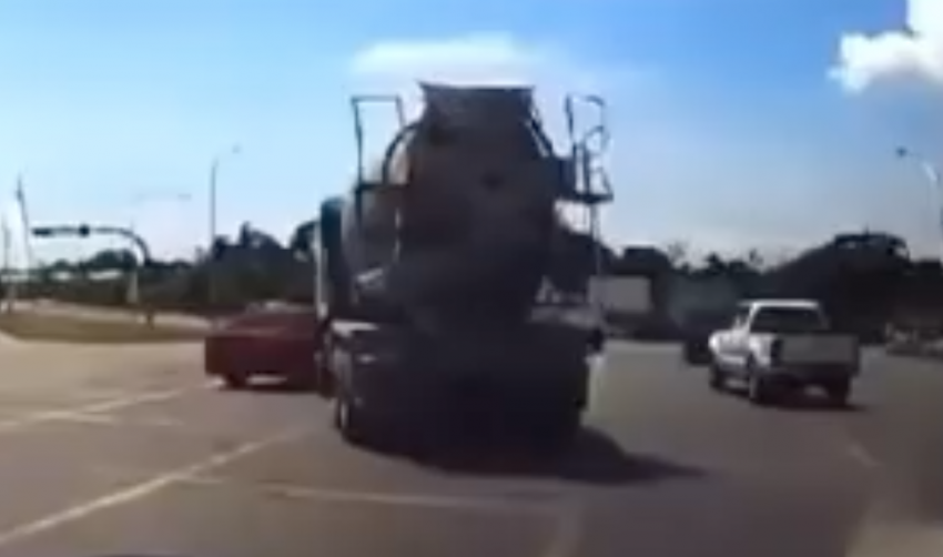 Saga gets into blind spot of cement lorry as they both turn, gets dragged – make sure you’re in trucks’ view 1507536