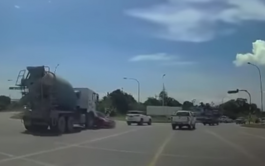 Saga gets into blind spot of cement lorry as they both turn, gets dragged – make sure you’re in trucks’ view 1507537