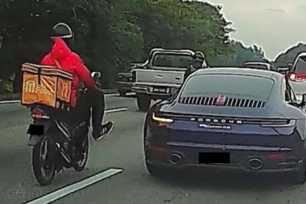 Shopee rider kicks side mirror off a Porsche 911 attempting to do a slow lane change in Malaysia