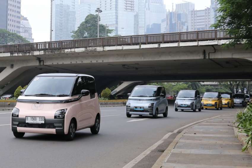 Wuling delivers first 100 units of Air EV to customers in Jakarta; pricing from RM70k-RM94k in Indonesia 1515104