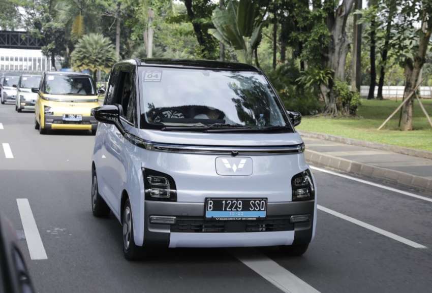 Wuling delivers first 100 units of Air EV to customers in Jakarta; pricing from RM70k-RM94k in Indonesia 1515103