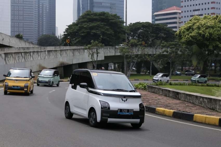 Wuling delivers first 100 units of Air EV to customers in Jakarta; pricing from RM70k-RM94k in Indonesia 1515100