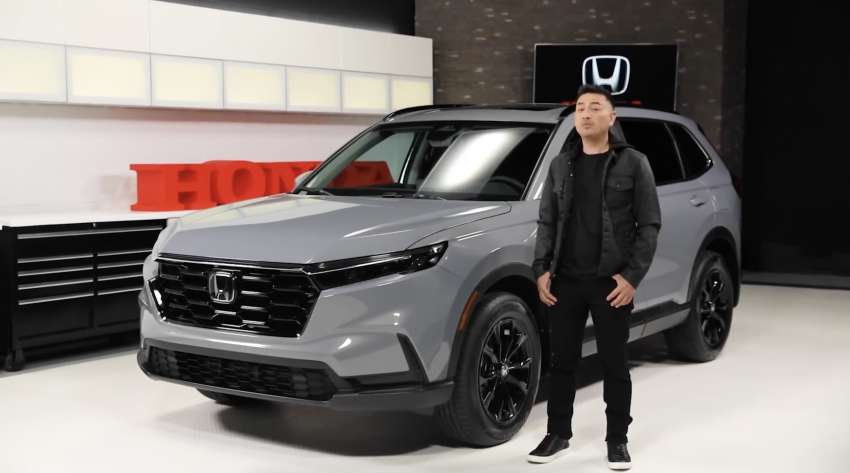 2023 Honda CR-V given a video walk-around tour 1510503