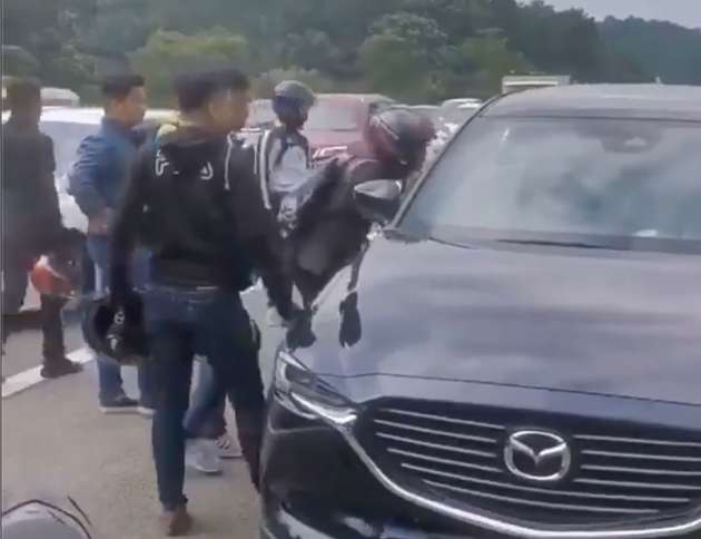Mazda SUV suddenly brakes in PLUS highway emergency lane, causes accident with motorcyclists