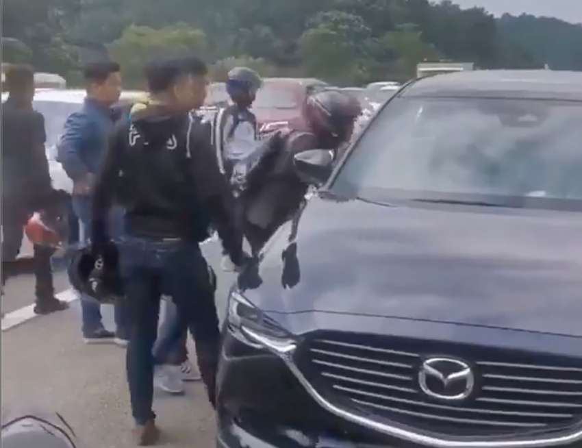 Mazda SUV suddenly brakes in PLUS highway emergency lane, causes accident with motorcyclists 1513082