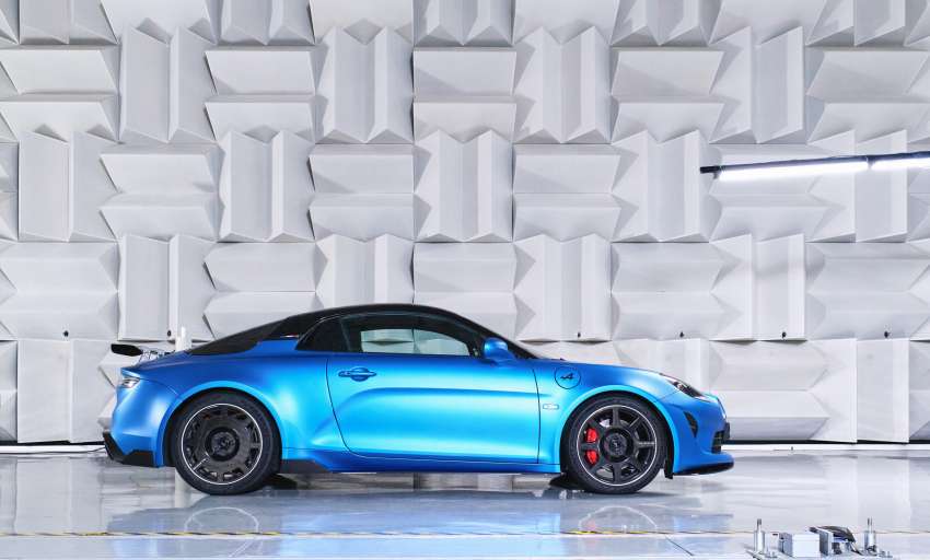 Alpine A110 R mid-engine sports car gains track focus, weight reduced to 1,082 kg; 300 hp, 0-100 km/h in 3.9s 1522776