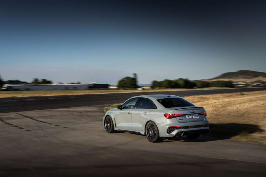 Audi RS3 Performance Edition – 407 PS, 300 km/h top speed, adaptive suspension; limited run of 300 units 1530328