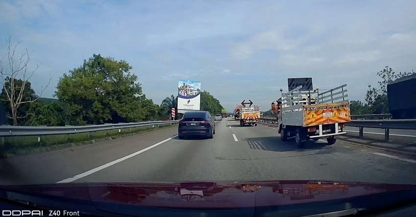 North-South Highway in Malaysia – maintenance trucks stopping on right lane; no cones, no warning! 1535687