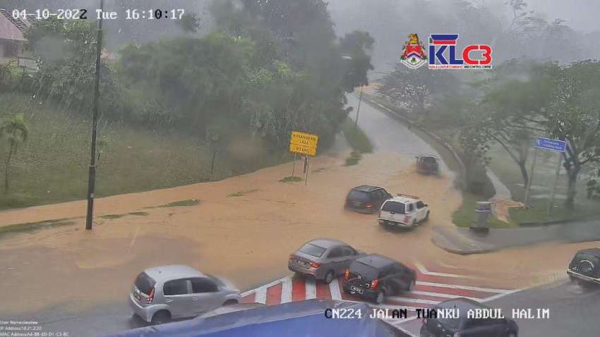 Flash floods reported in several parts of Klang Valley – Jln Kuchai Lama, Jln Kuching, Jln Tunku Abdul Halim 1522003