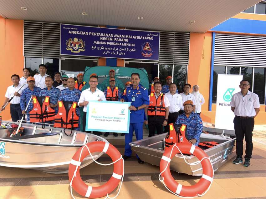 Petronas sumbang peralatan persediaan banjir kepada Pahang; termasuk bot & treler, khemah dan lain-lain 1527686