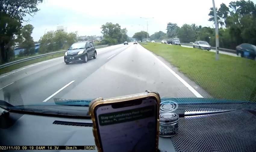 Perodua Myvi seen driving in reverse in Johor 1537797