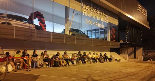BYD Atto 3 – Thai buyers wait hours to book new EV SUV, long line started night before opening in Bangkok
