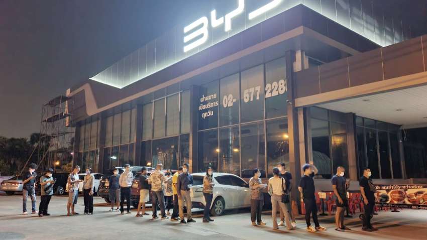 BYD Atto 3 – Thai buyers wait hours to book new EV SUV, long line started night before opening in Bangkok 1537452
