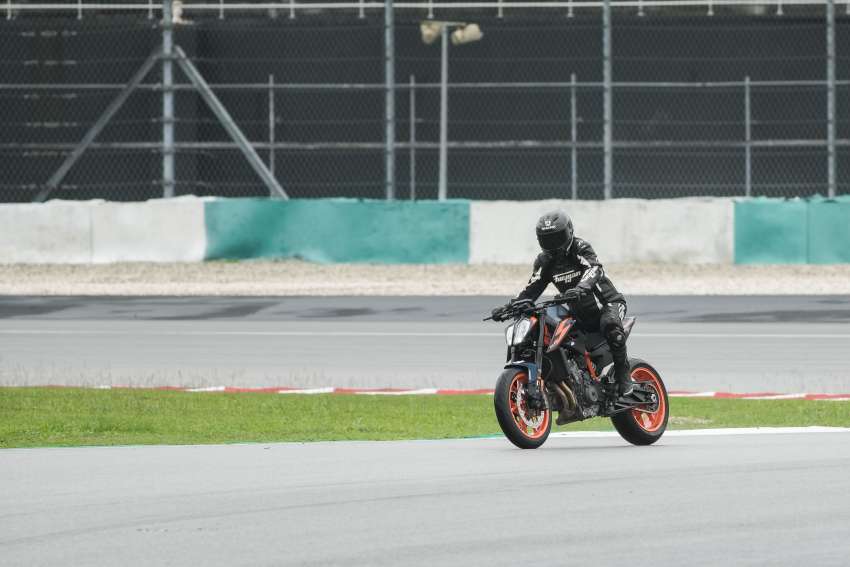 2022 KTM 890 Duke R and RC390 first ride in Malaysia 1545334
