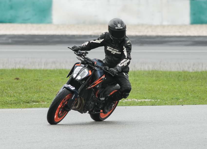 2022 KTM 890 Duke R and RC390 first ride in Malaysia 1545335
