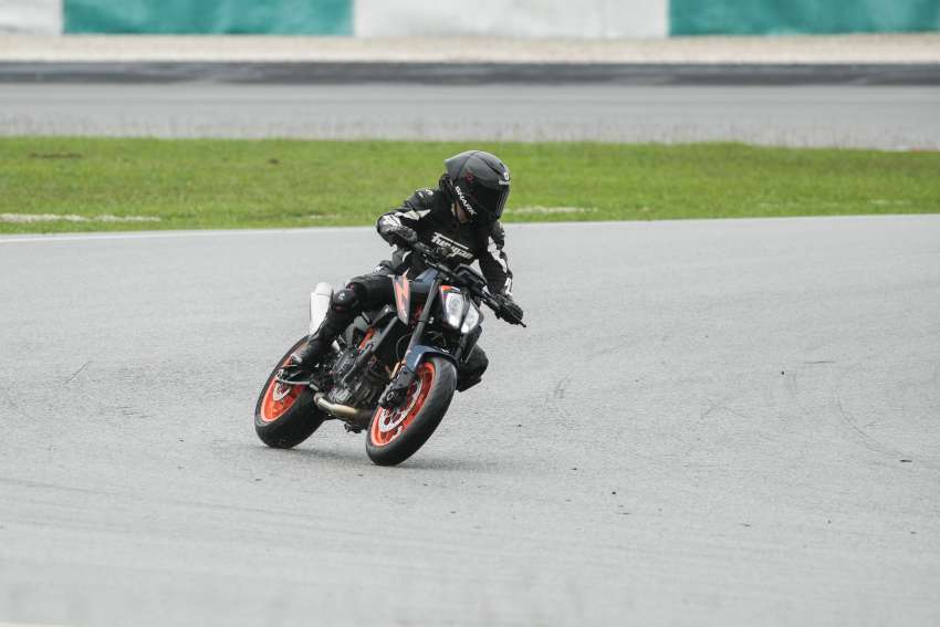2022 KTM 890 Duke R and RC390 first ride in Malaysia 1545337