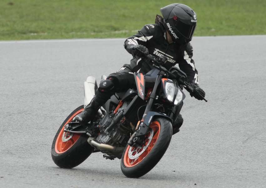 2022 KTM 890 Duke R and RC390 first ride in Malaysia 1545394