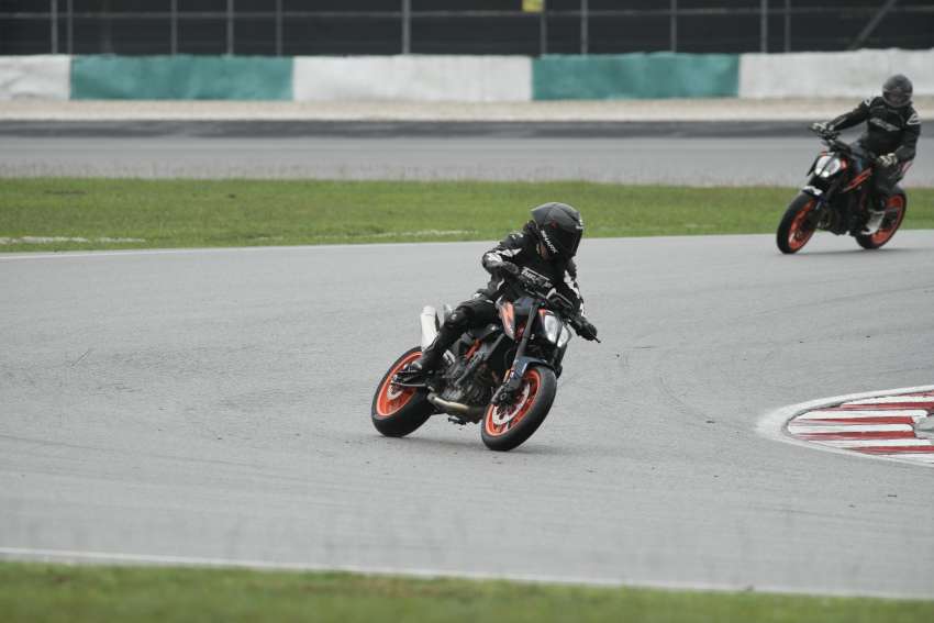 2022 KTM 890 Duke R and RC390 first ride in Malaysia 1545395