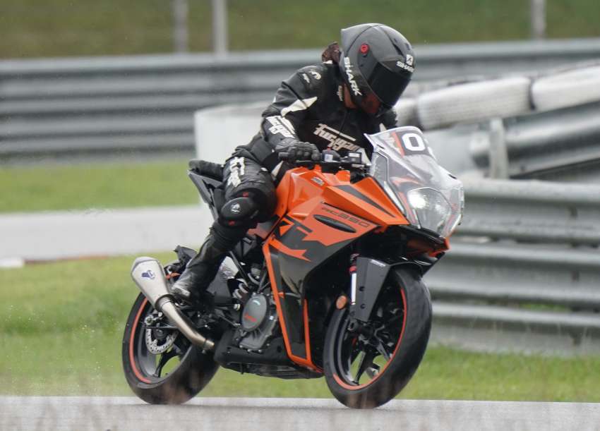 2022 KTM 890 Duke R and RC390 first ride in Malaysia 1545396