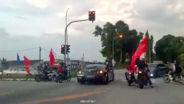 Polis Negeri Sembilan cari lima marshal konvoi parti politik berlagak polis, hentikan trafik di persimpangan