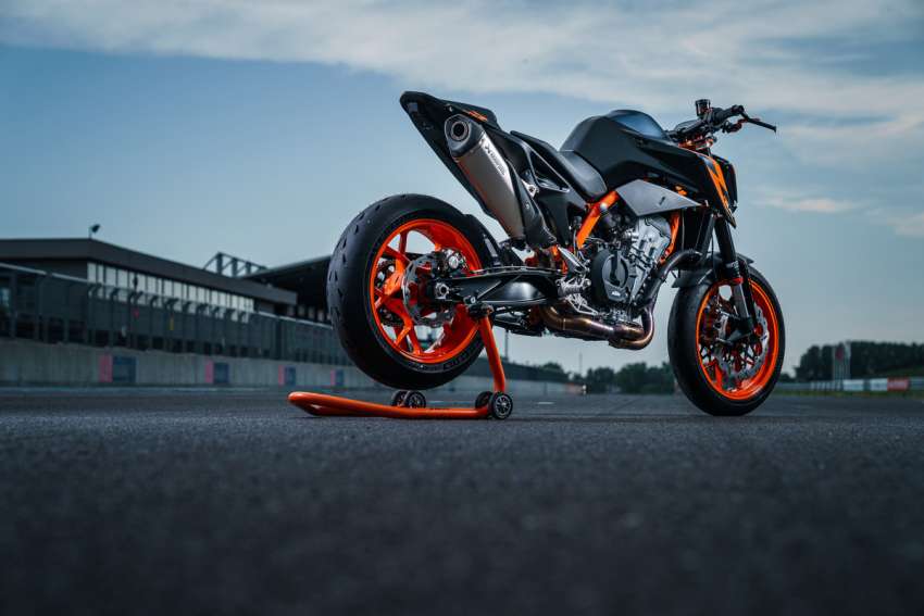 2022 KTM 890 Duke R and RC390 first ride in Malaysia 1545400