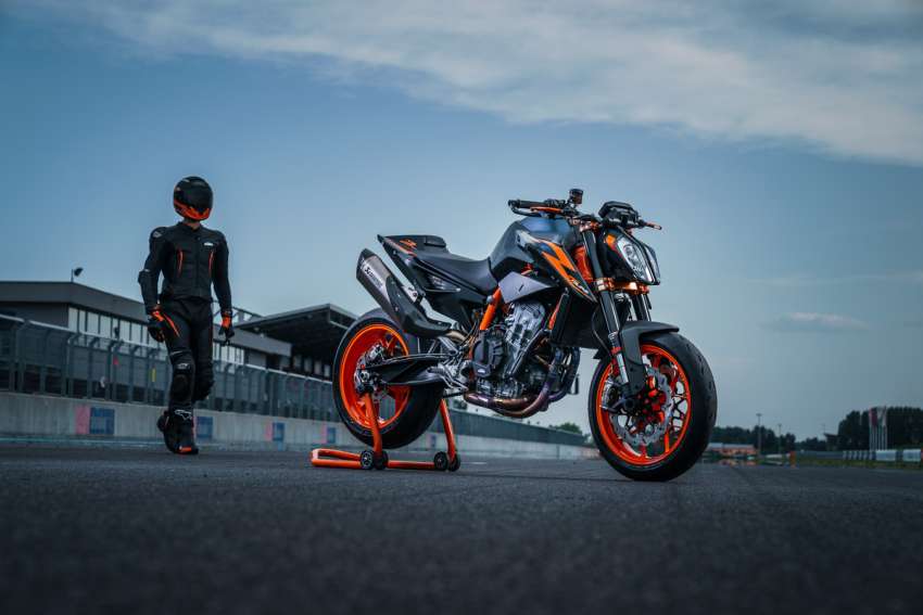 2022 KTM 890 Duke R and RC390 first ride in Malaysia 1545401