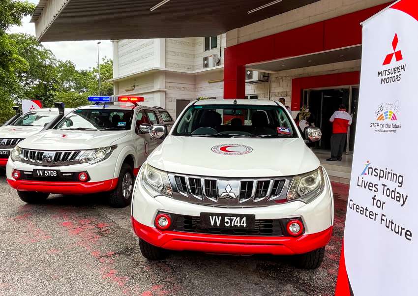 MMM gives three Mitsubishi Triton pick-up trucks to Malaysia Red Crescent Society for flood assistance 1542515