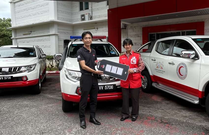 MMM gives three Mitsubishi Triton pick-up trucks to Malaysia Red Crescent Society for flood assistance 1542516