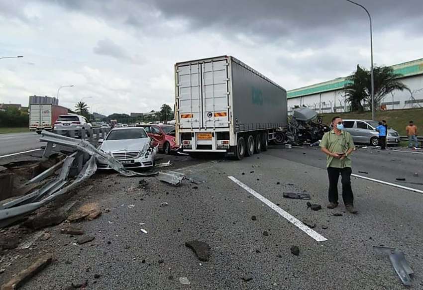 Fatal crash on PLUS highway from Nilai-Bandar Ainsdale SB, contraflow activated from KM279 NB 1543595