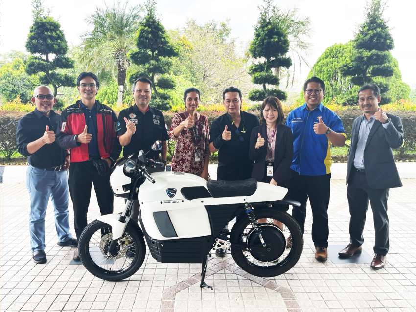Prototaip <em>cafe racer</em> RE-EV oleh MIMOS, Modenas dan UniMAP — motosikal hibrid pertama Malaysia? 1547974