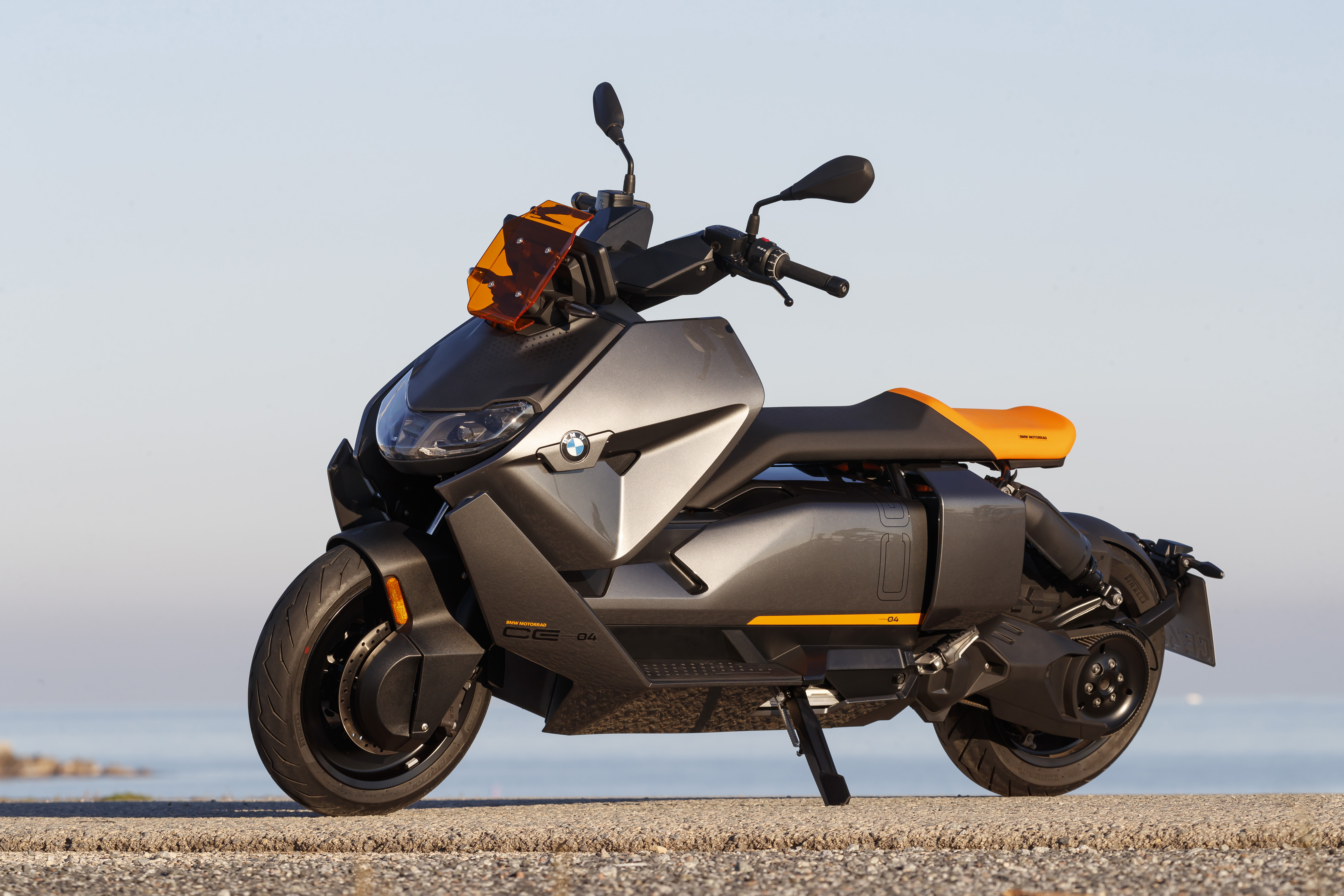 plade Danser mangel 2022 BMW Motorrad CE04 electric scooter now in Thailand - with 130 km  range, priced at RM109k - paultan.org