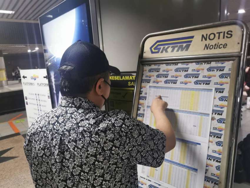 Transport minister rides KTM Komuter undercover – to meet operators to improve, increase train frequency 1558349