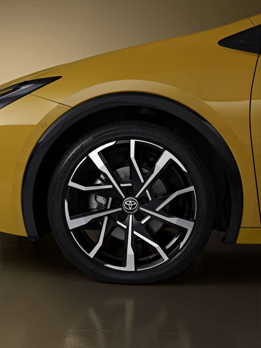 2023 Toyota Prius PHEV details – 69 km EV range, 13.6 kWh battery, solar roof returns 8 km range per day 1552943
