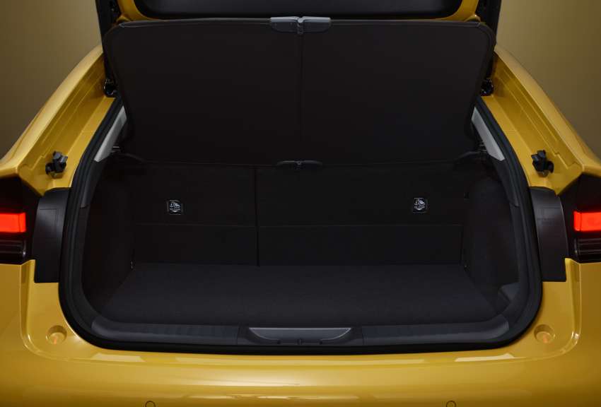 2023 Toyota Prius PHEV details – 69 km EV range, 13.6 kWh battery, solar roof returns 8 km range per day 1552961