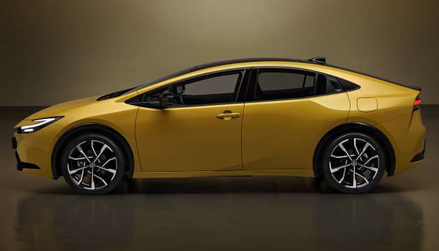 Détails de la Toyota Prius PHEV 2023 - Autonomie électrique de 69 km, batterie de 13,6 kWh, toit solaire offrant une autonomie de 8 km par jour