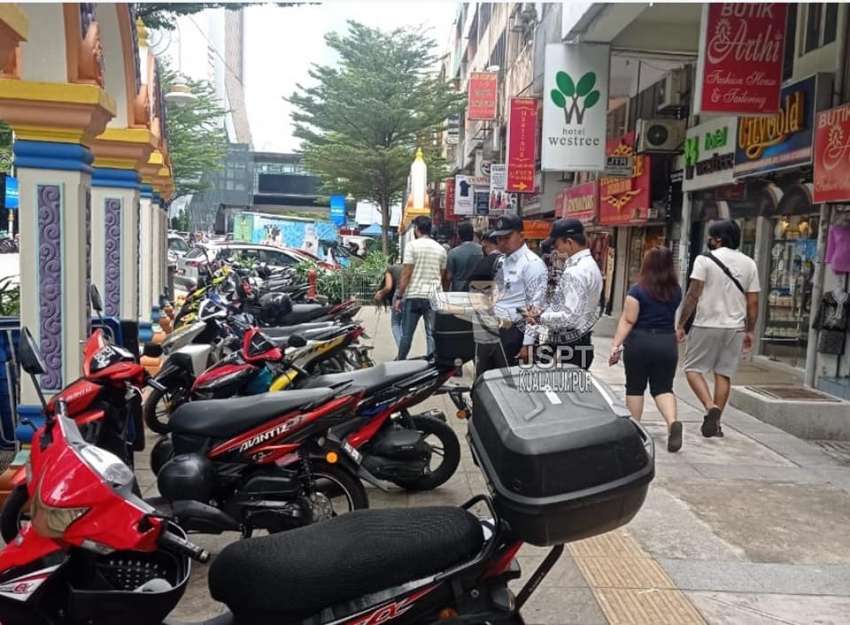 Police cracking down on motorbikes parked illegally on sidewalks in Brickfields and Petaling Street 1560956